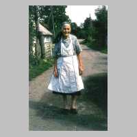 071-1015 Uroma Maibach vor ihrem Haus im Jahre 2001.jpg